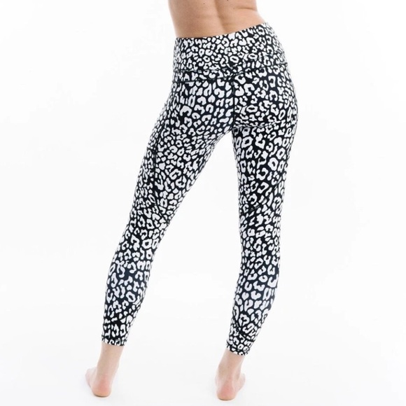 Zyia Active Leopard Print Athletic Leggings 7/8 size 2 light n tight active wear - Picture 1 of 16